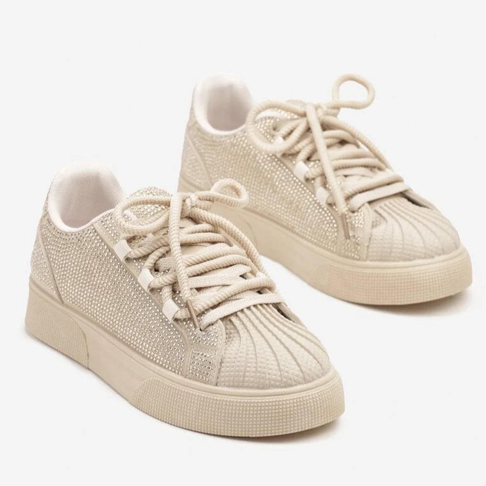 Baskets ornées de motifs en relief et de strass