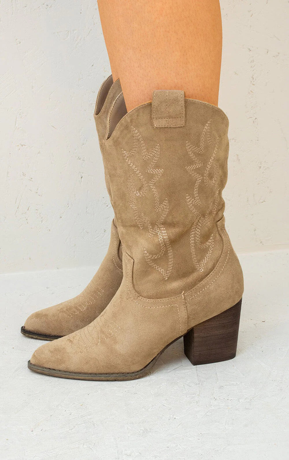 bottes cowboy mi-mollet à bout pointu