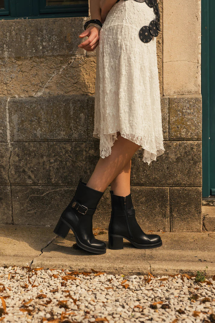 Demi bottes élégantes en similicuir noir avec boucle