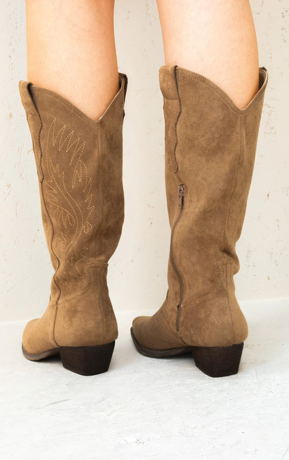 bottes cowboy mi-mollet en faux suède brodé