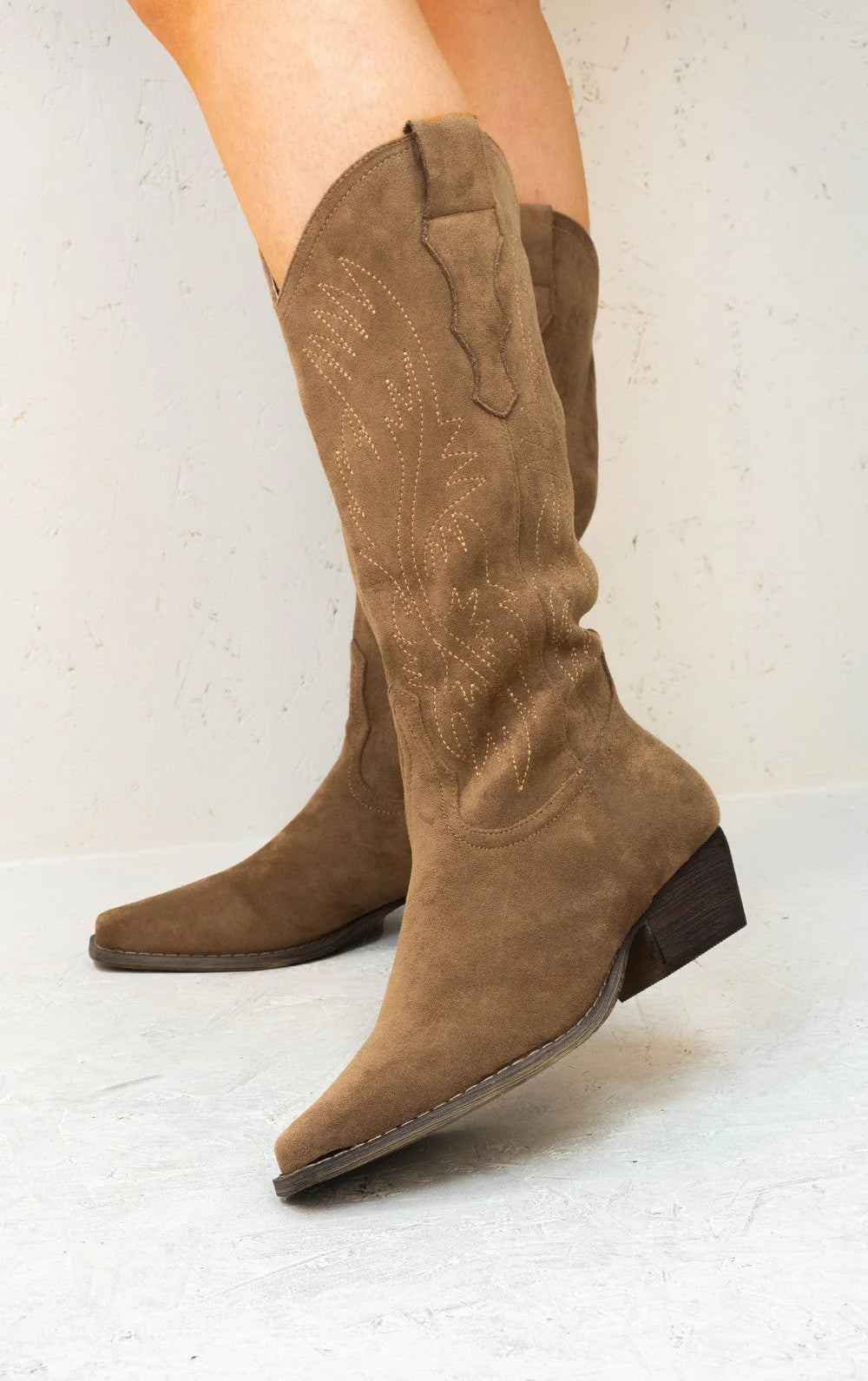 bottes cowboy mi-mollet en faux suède brodé