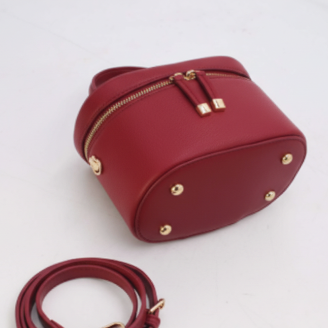 Joli sac à bandoulière réglable présente une fermeture zippée