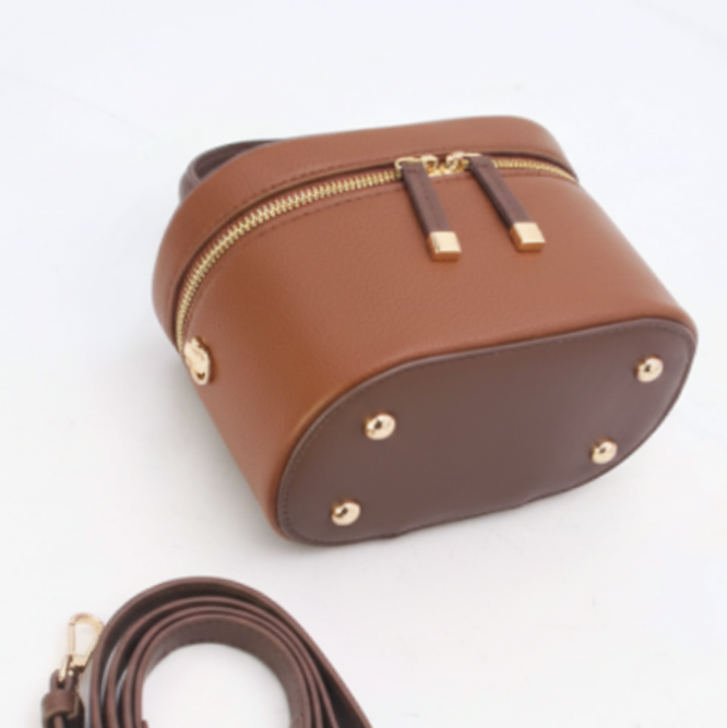 Joli sac à bandoulière réglable présente une fermeture zippée