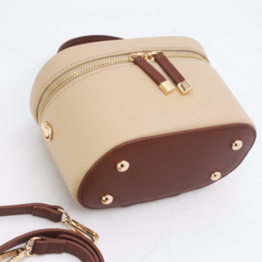 Joli sac à bandoulière réglable présente une fermeture zippée