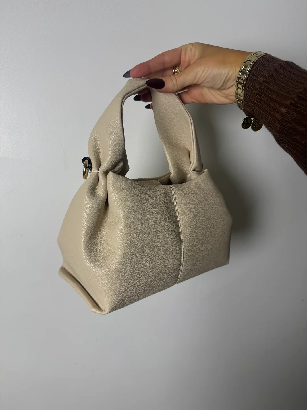 Sac à main accrocheur, doté d'une forme et d'un design uniques