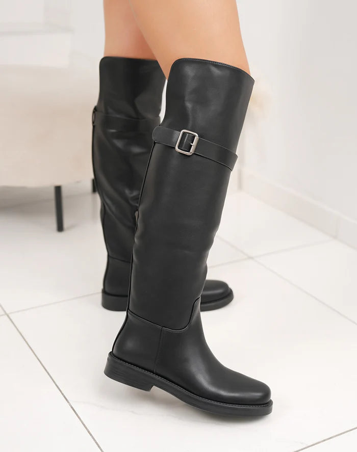 Bottes noires plates avec sangle décorative argentée