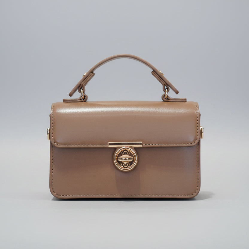 Sac à main avec une bandoulière amovible et une fermeture dorée