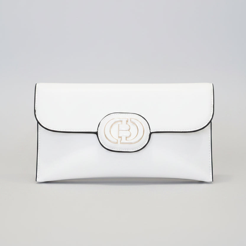 Pochette Rabat Argentée — Médaillon Signature & Chaîne