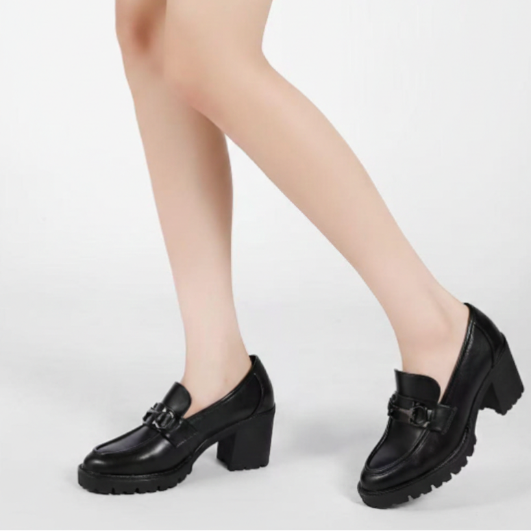 Mocassin structuré, rehaussé d’un détail métallique