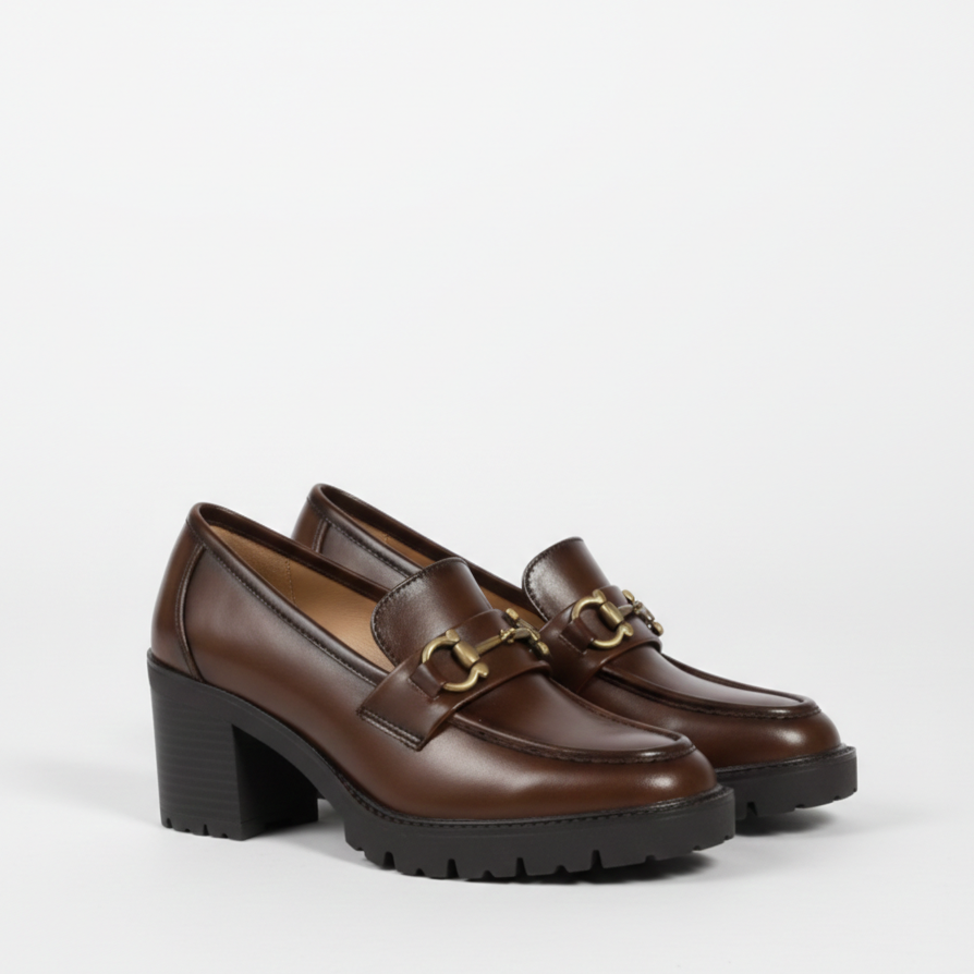 Mocassin structuré, rehaussé d’un détail métallique