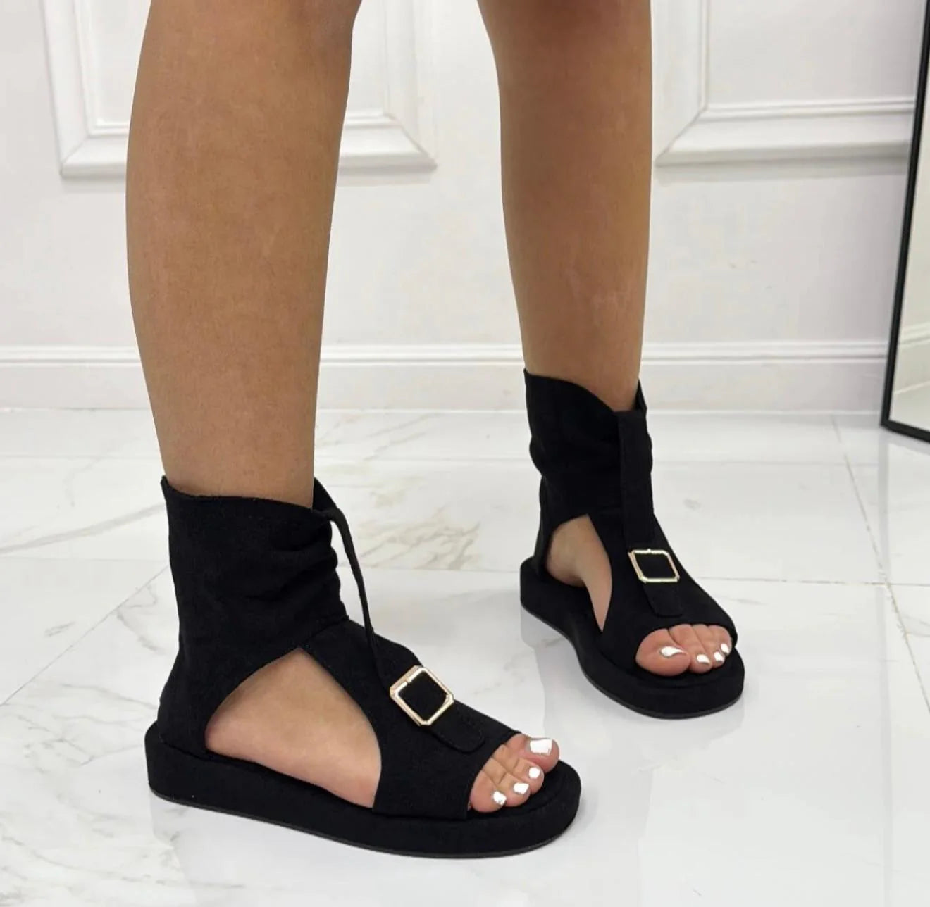 Sandales en daim avec une bride de cheville