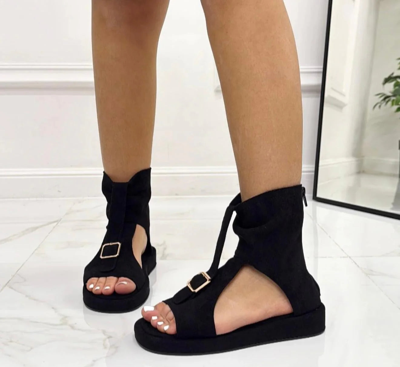 Sandales en daim avec une bride de cheville