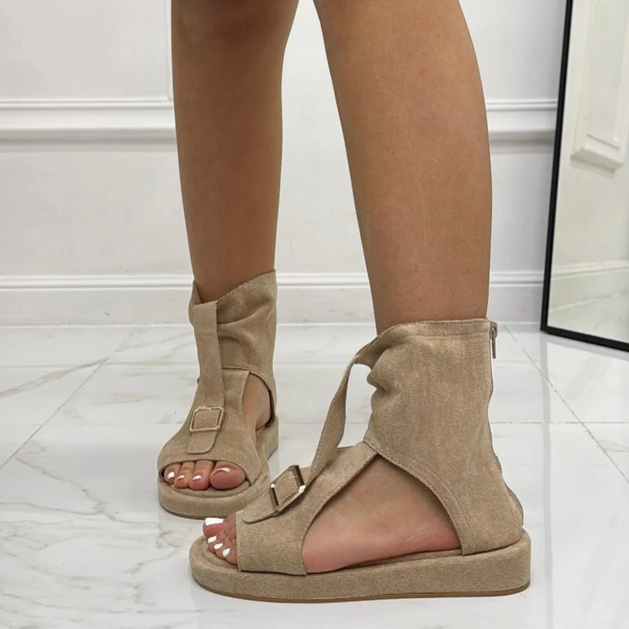 Sandales en daim avec une bride de cheville
