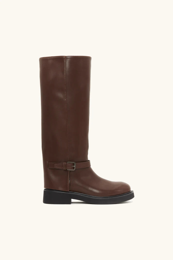 Bottes minimalistes noires avec détail boucle