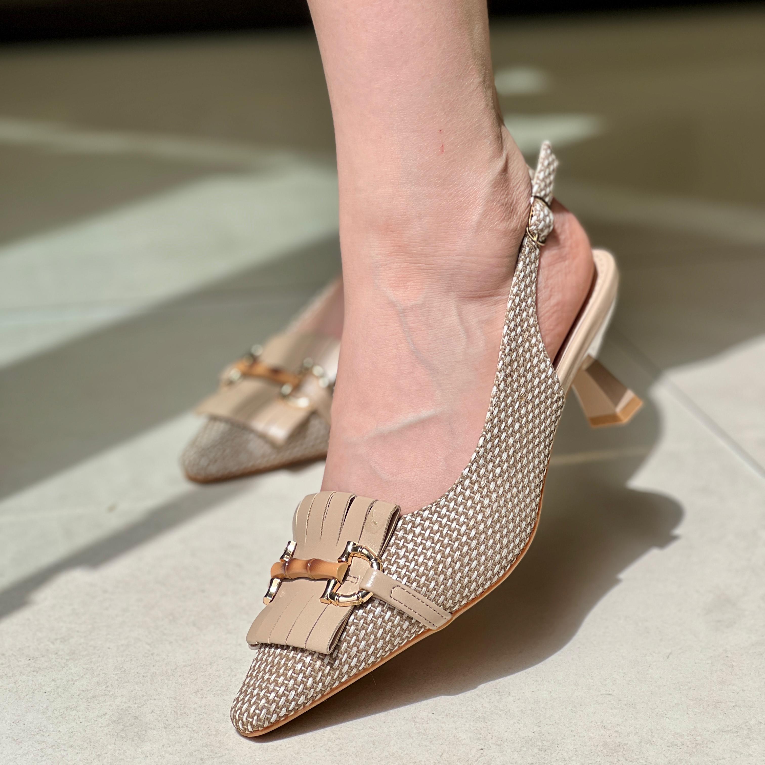 Chaussures pour femmes à talons et bout pointu avec double boucle en cuir