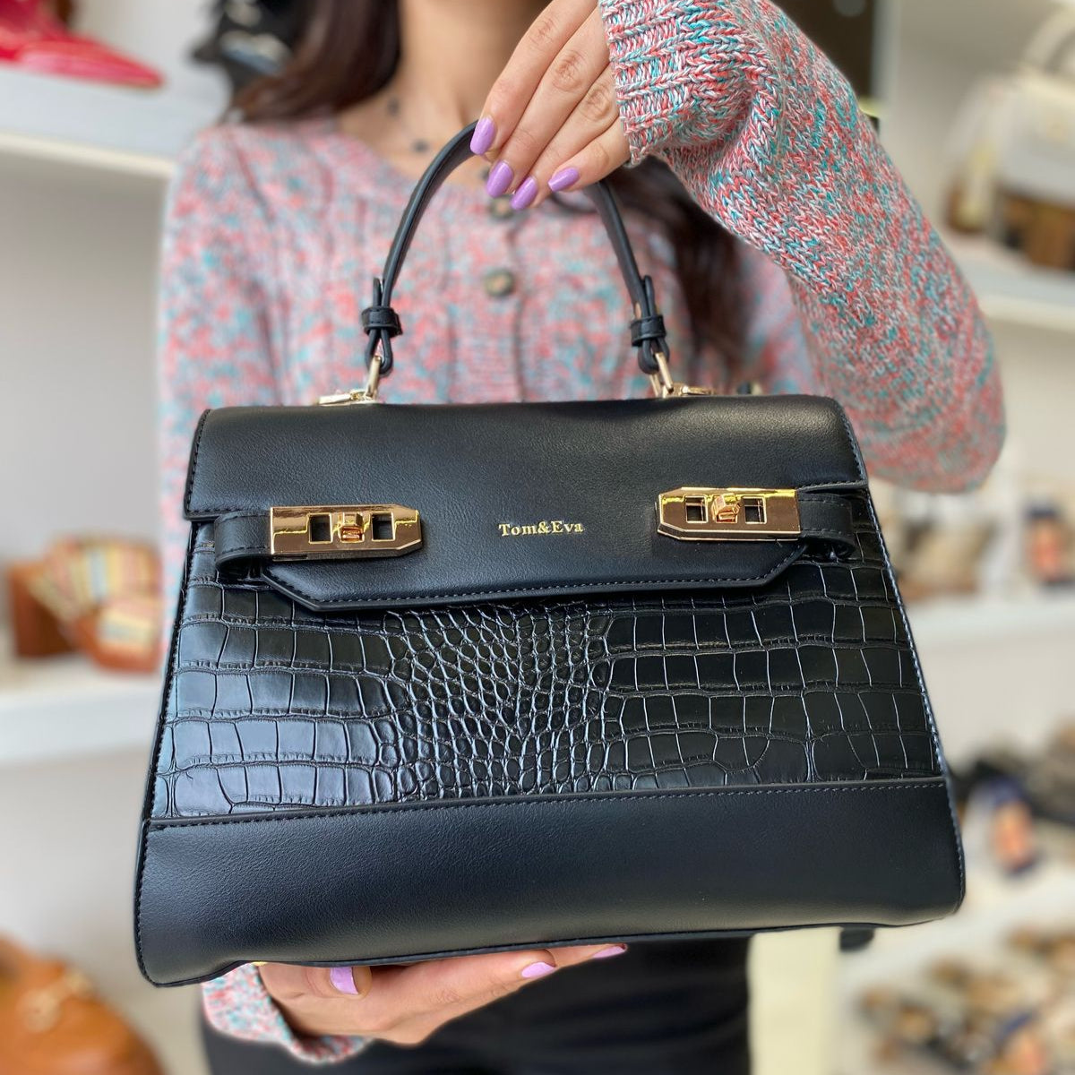Sac à main compact avec bandoulière amovible et fermoir déployant