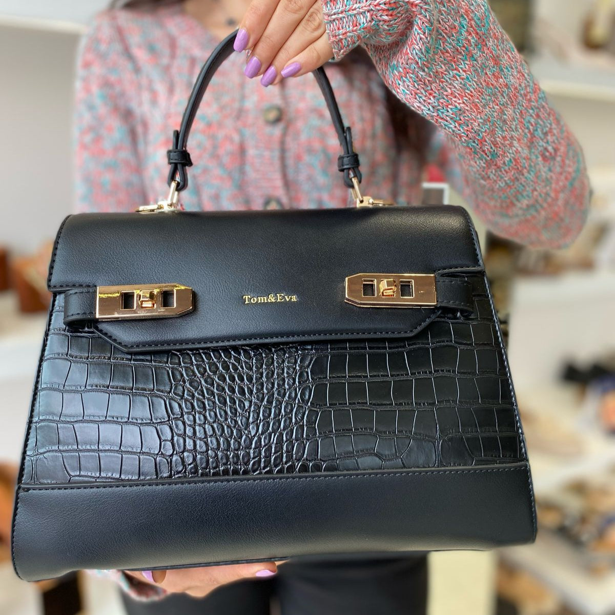 Sac à main compact avec bandoulière amovible et fermoir déployant