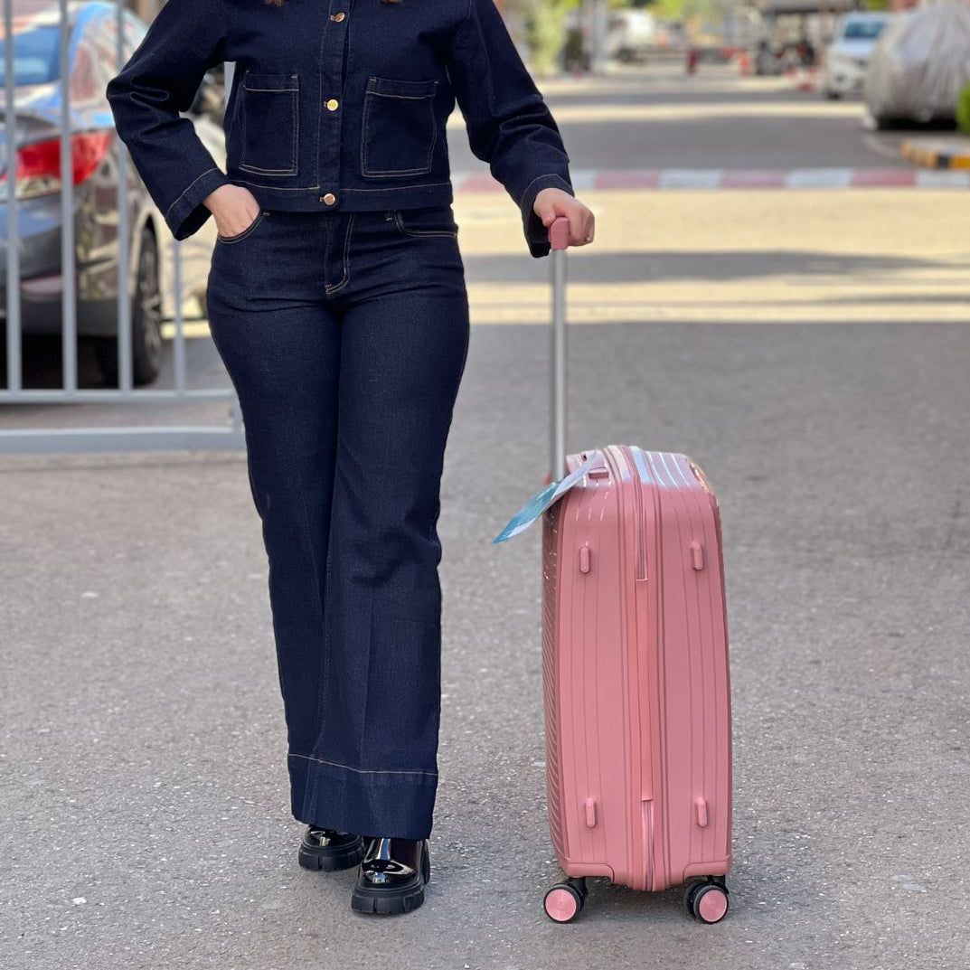 Valises Avec Détail De Cadenas Et Mécanisme De Traction