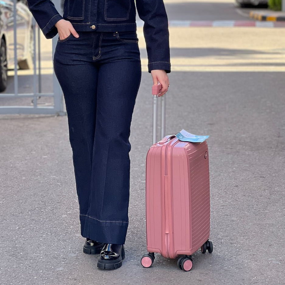 Valises Avec Détail De Cadenas Et Mécanisme De Traction