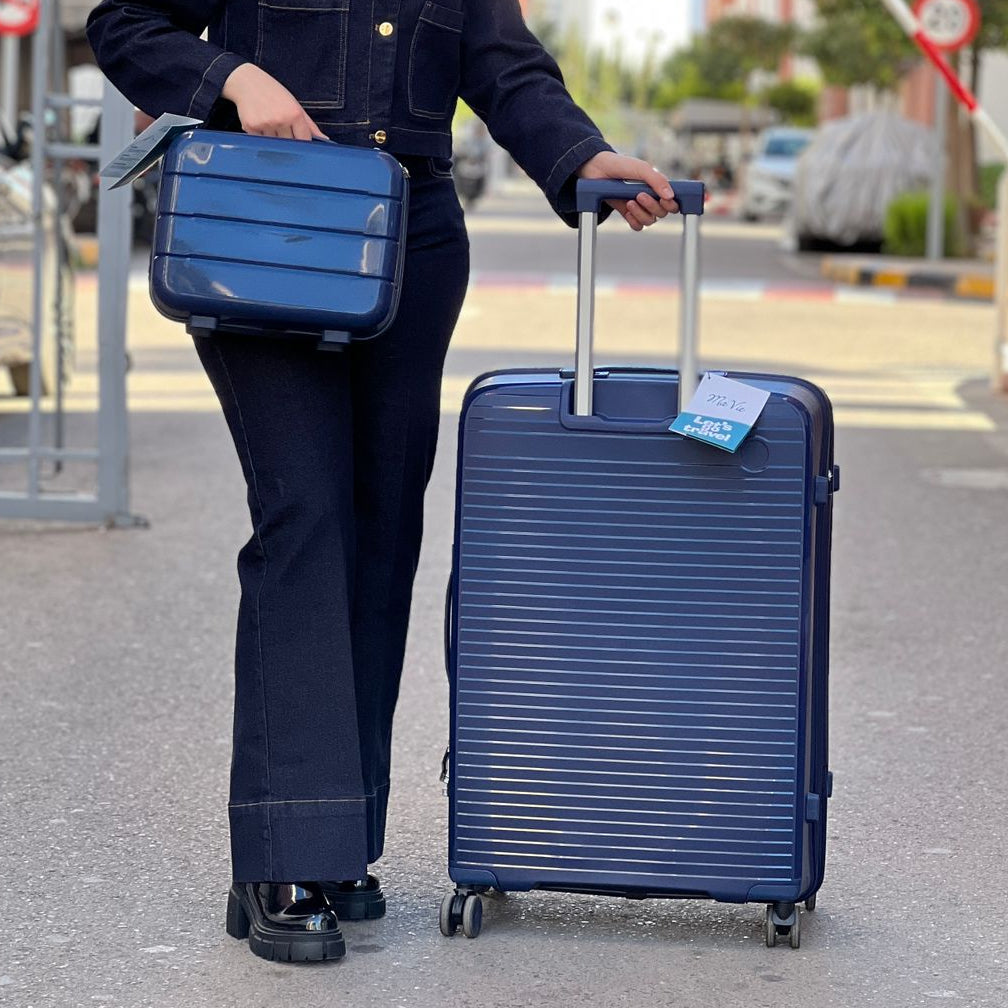 Valises Avec Détail De Cadenas Et Mécanisme De Traction