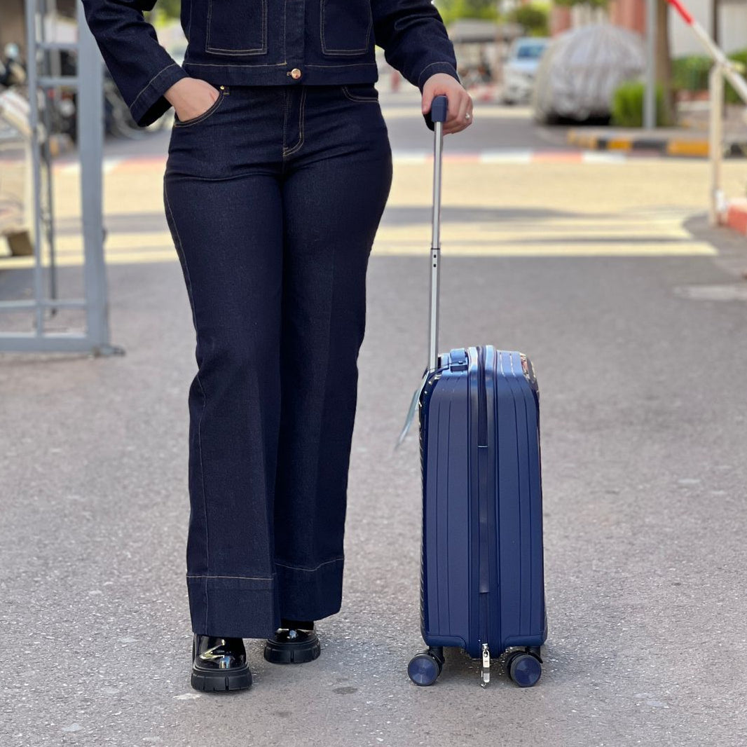 Valises Avec Détail De Cadenas Et Mécanisme De Traction