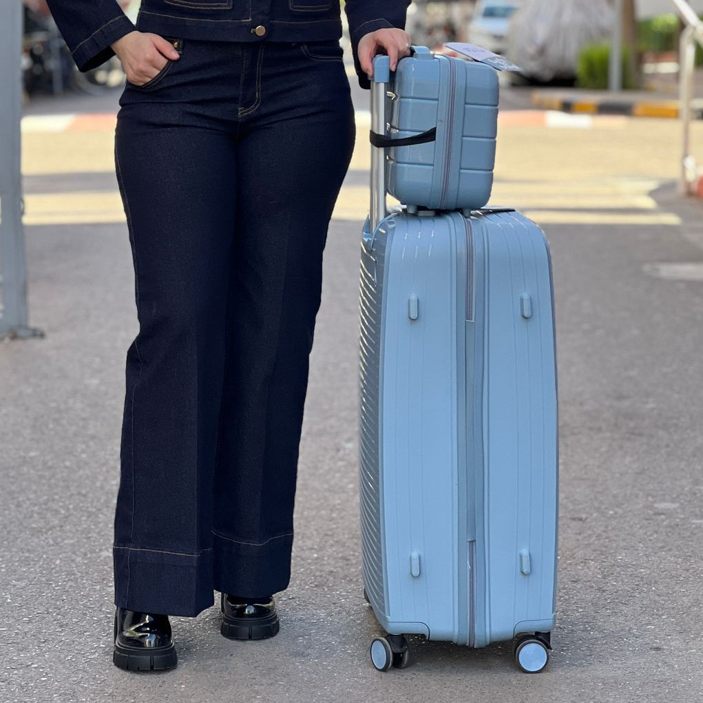 Valises Avec Détail De Cadenas Et Mécanisme De Traction