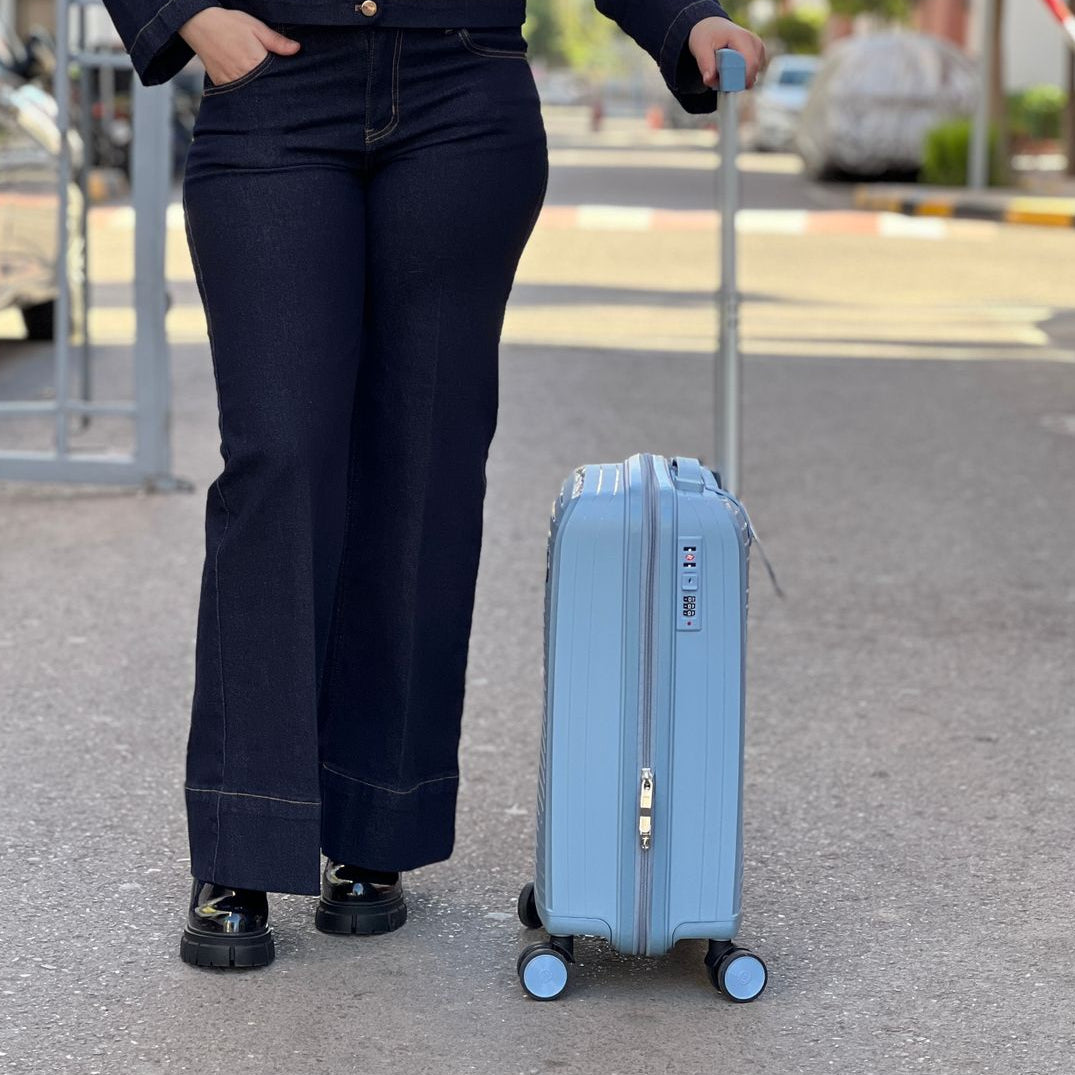 Valises Avec Détail De Cadenas Et Mécanisme De Traction