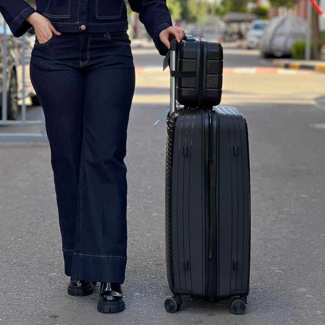 Valises Avec Détail De Cadenas Et Mécanisme De Traction