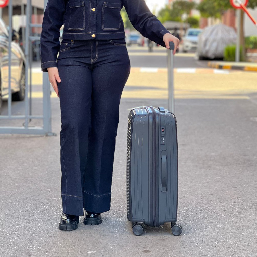 Valises Avec Détail De Cadenas Et Mécanisme De Traction