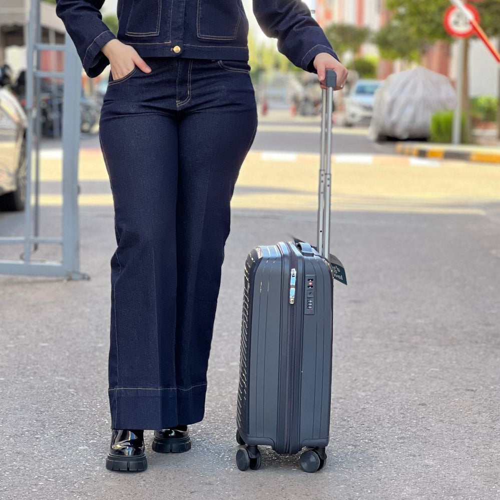 Valises Avec Détail De Cadenas Et Mécanisme De Traction