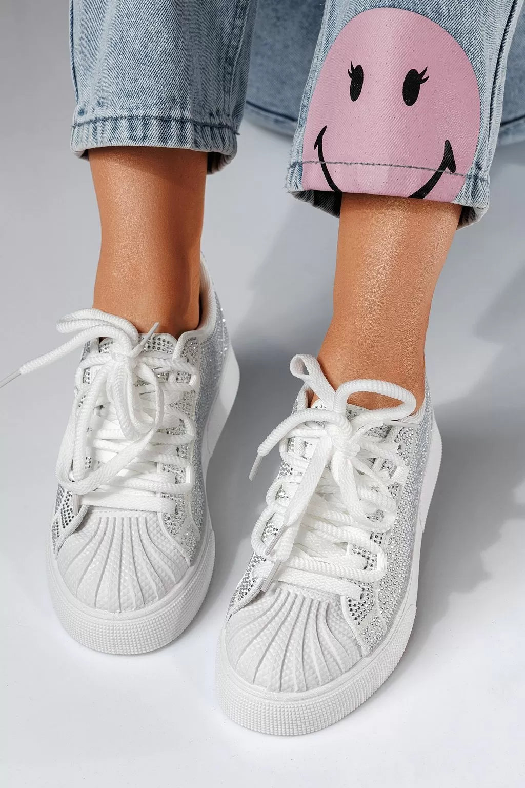 Baskets ornées de motifs en relief et de strass