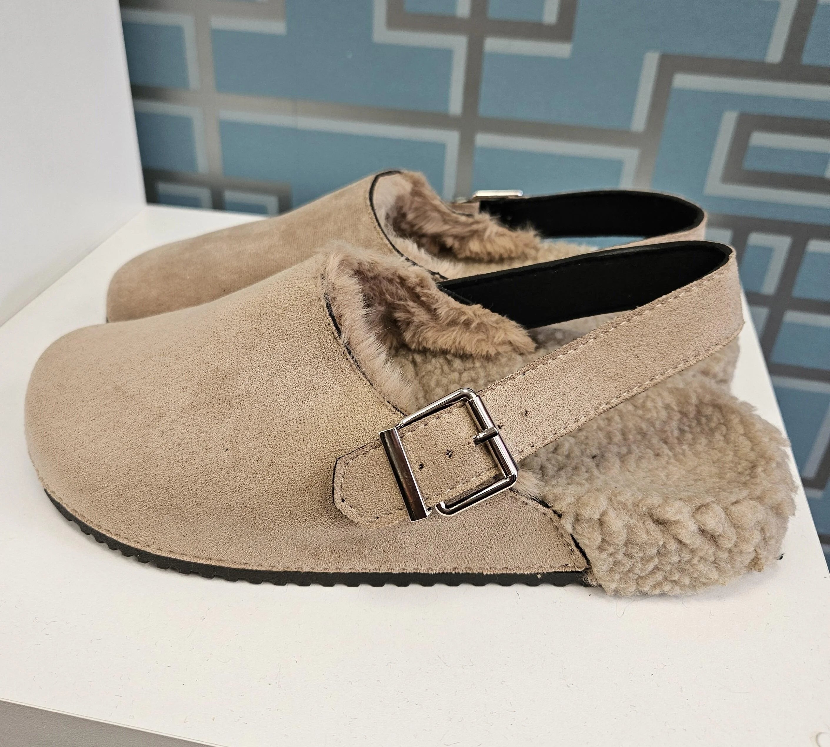 chaussons d'intérieur/extérieur unicolores en peluche à la mode