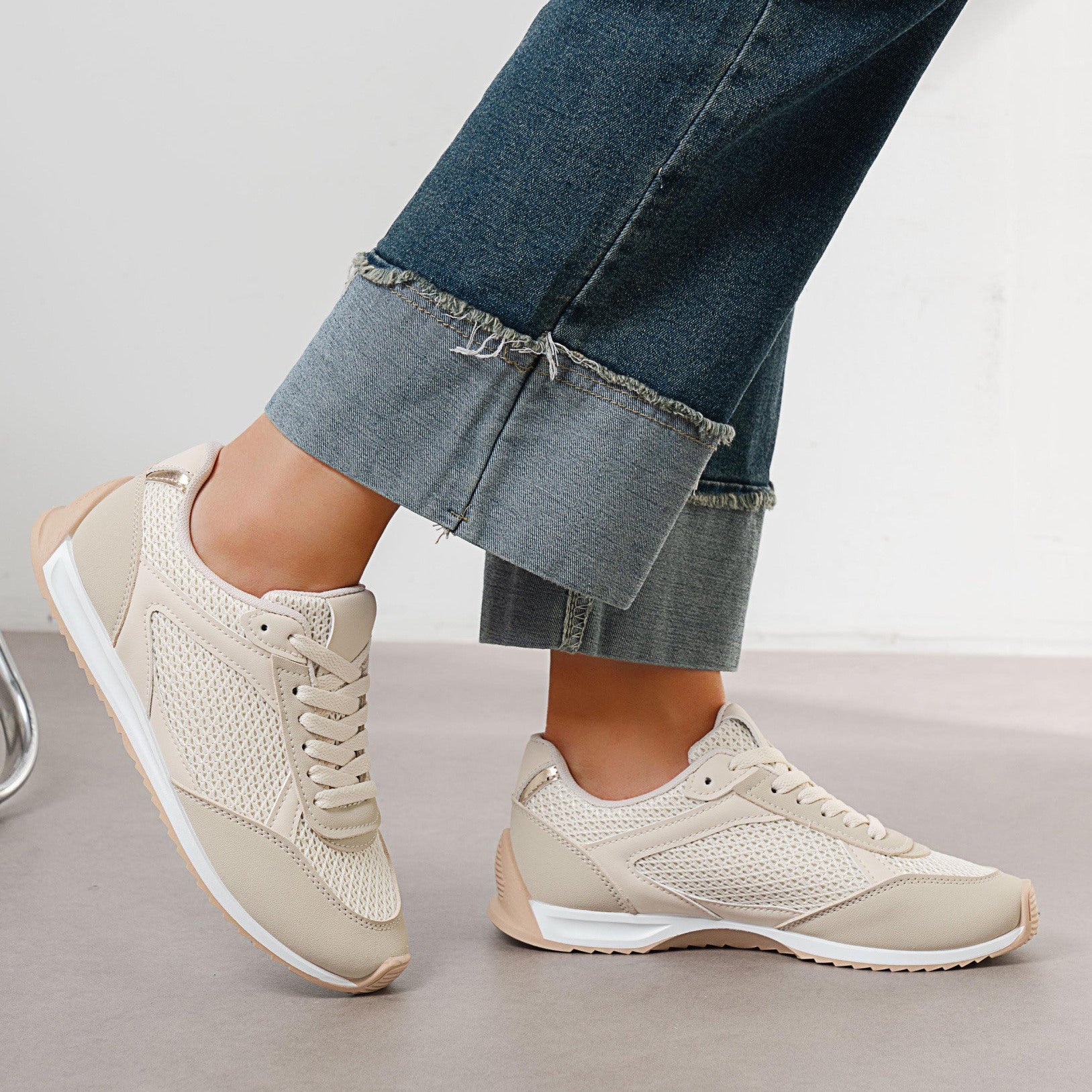 Baskets basiques avec une combinaison de matériaux