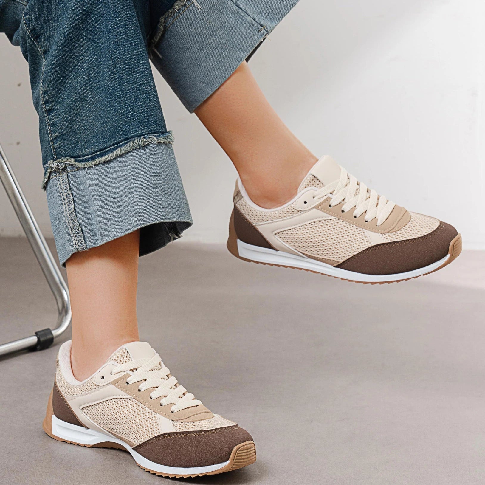 Baskets basiques avec une combinaison de matériaux