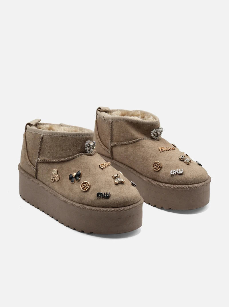 UGG à plateforme basse décorées d'appliques métalliques