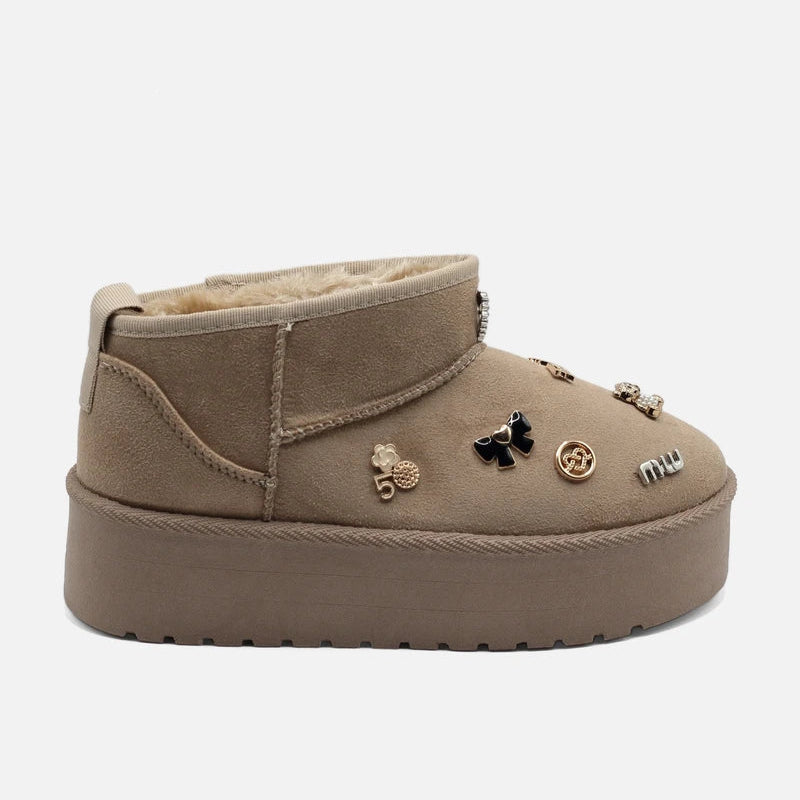 UGG à plateforme basse décorées d'appliques métalliques