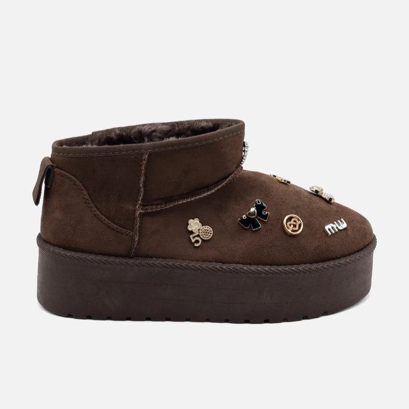 UGG à plateforme basse décorées d'appliques métalliques