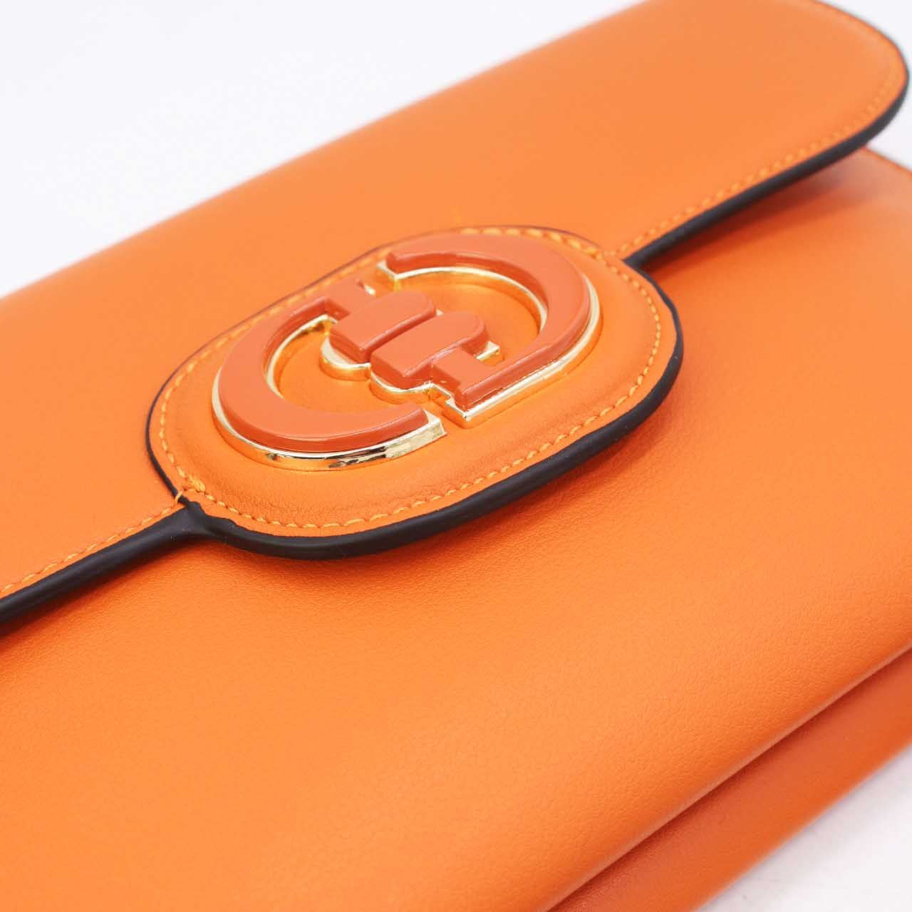 Pochette Rabat Argentée — Médaillon Signature & Chaîne