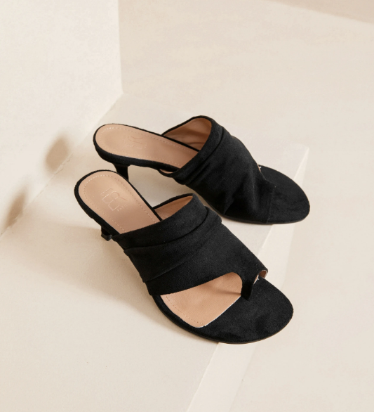Sandale à talon au design épuré et élégant