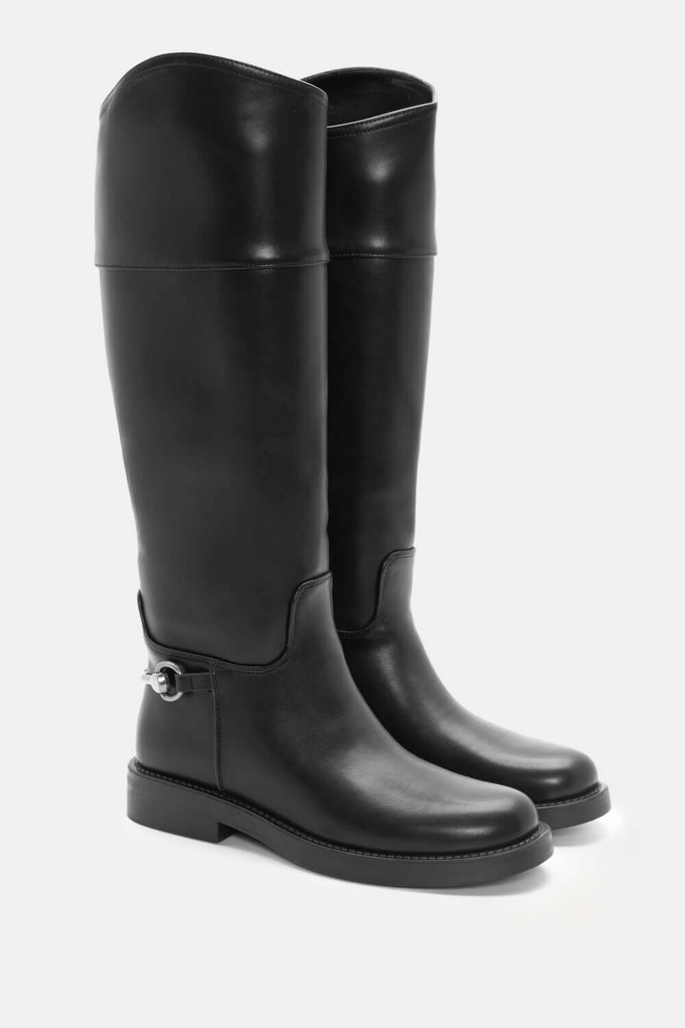 Bottes avec décoration en métal