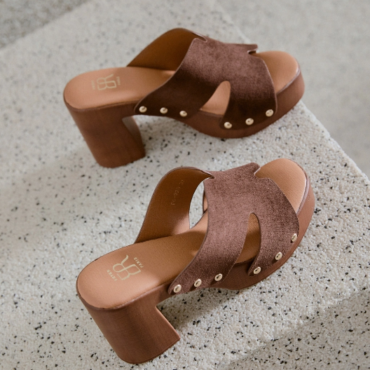 Sandale en suédine à talons carrés