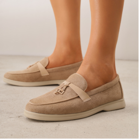 Mocassins en daim avec une bride décorative